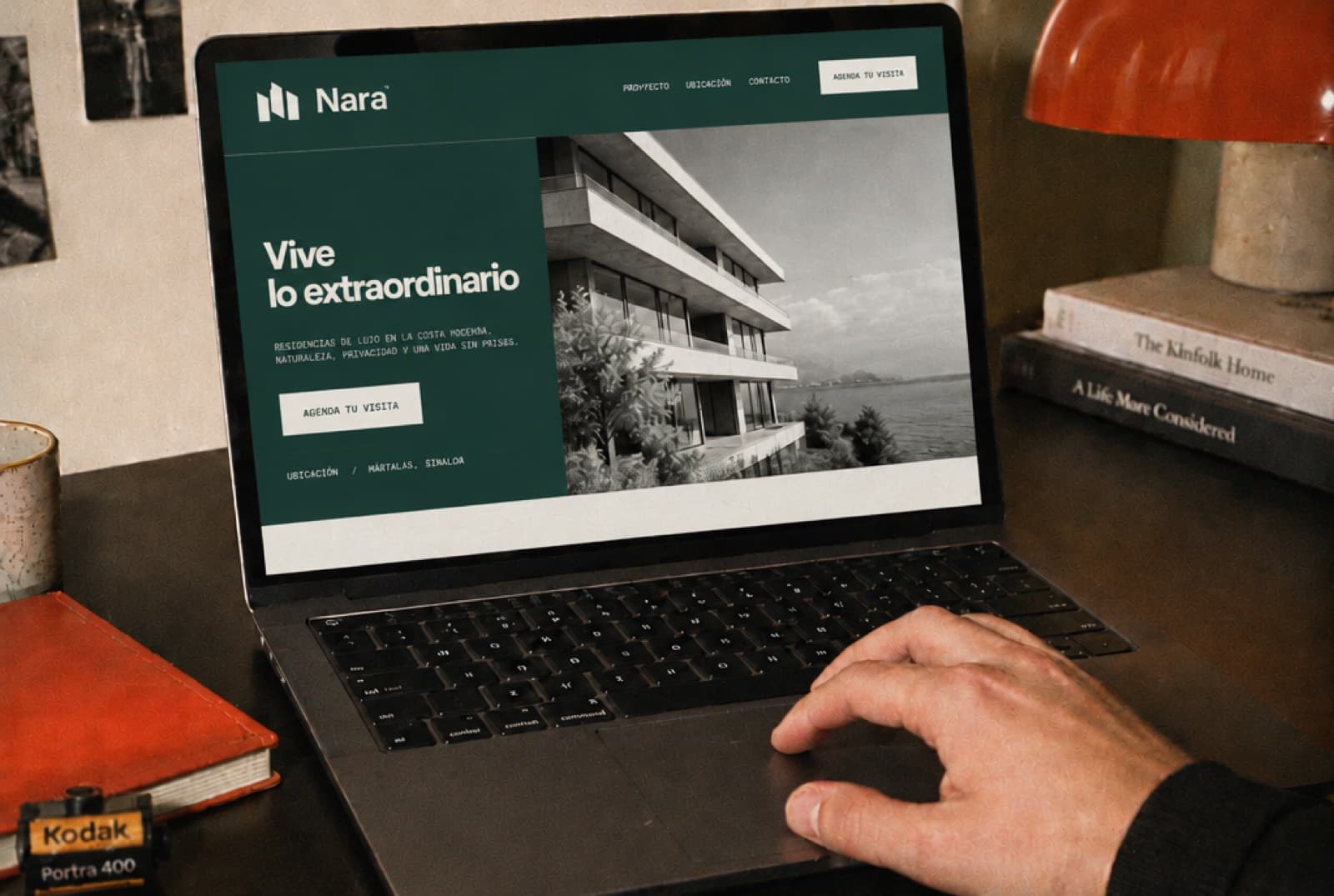 Web de la promoción abierta en un portátil